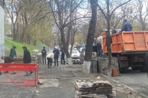 В Киеве на Грушевского разобрали часть баррикад