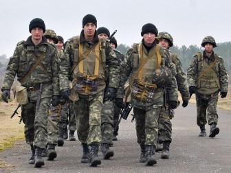 Украинские военные с семьями и курсанты несколькими колоннами начали выезд из Крыма