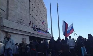 На здание Донецкого облсовета повесили российский флаг