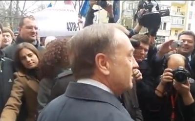 Активисты заблокировали Лавриновича во дворе ВСУ