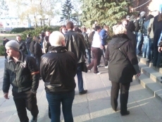 300 молодчиков с триколором блокируют Николаевскую ОГА. Трансляция текстом