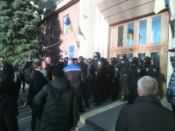 300 молодчиков с триколором блокируют Николаевскую ОГА. Трансляция текстом