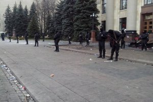 200 cепаратистов продолжают митинг под ОГА в Харькове