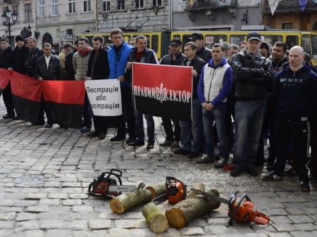 Во Львове представители "Правого сектора" с бензопилами устроили протест под мэрией