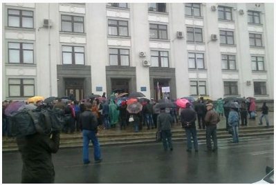 Под Луганской областной администрацией собрался новый митинг