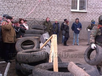 Вокруг Славянского горотдела милиции террористы строят баррикады