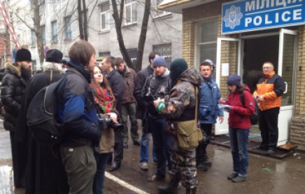 Террористы продолжают удерживать здание Славянского райотдела милиции