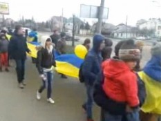 Сотни людей записываются в "Самооборону Луганска" для защиты от сепаратистов 