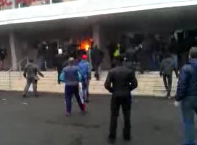 В Горловке "мирные демонстранты" подожгли райотдел милиции с людьми внутри