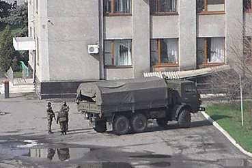 В Славянск продолжают прибывать грузовики с «зелеными человечками» - боевики похитили журналиста