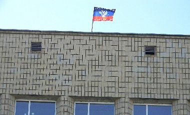 В Новоазовске и Красноармейске над горсоветами подняли флаги ДНР