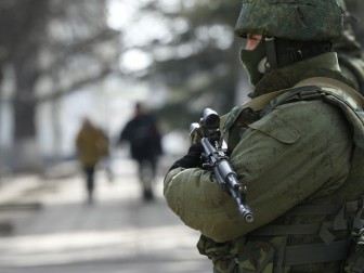 Путин признал, что в Крыму "за спиной самообороны" были военные России