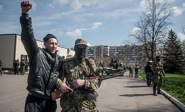 Вооруженные люди разогнали митинг за единство Украины в Славянске