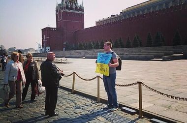 В Москве россиянин вышел к Кремлю с флагом Украины