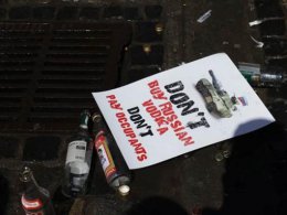 Во Львове активисты вылили в канализацию 10 бутылок русской водки (ВИДЕО)