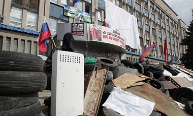Сепаратисты освободили часть Донецкой ОГА. Власти считают ущерб