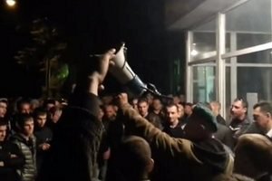 Сепаратисты блокируют здание "Краснодонуголь"  и требуют отправлять шахтеров на митинги за федерализацию