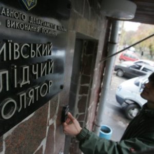 В Киеве около 100 неизвестных в камуфляже пикетируют Лукьяновское СИЗО