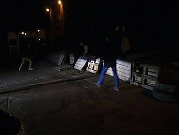 Сепаратисты активизировались на Луганщине: в Стаханове строят блокпост у горсовета
