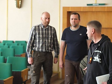 Террористы в Славянске показали захваченных инспекторов ОБСЕ прессе