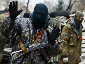 Экстремисты в Константиновке, захватившие милицию и горсовет, требуют отдать им оружие