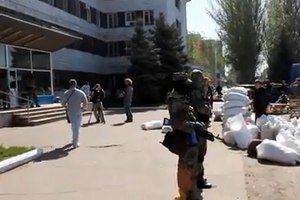 Боевики захватили мэрию Константиновки Боевики захватили мэрию Константиновки