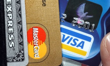 MasterCard заморозил операции по картам двух российских банков