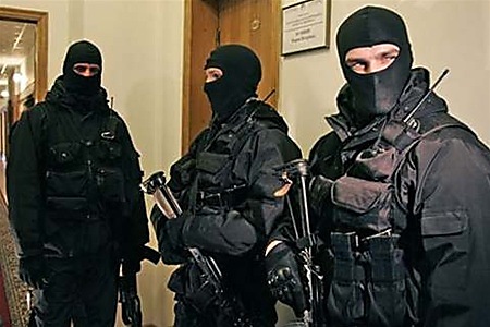 В Донецке террористы разоружили бойцов элитного подразделения МВД «Сокол», проводивших обыск банка сына Януковича