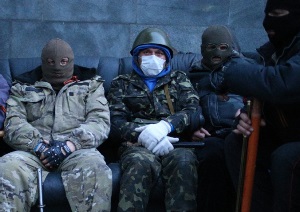 Луганские сепаратисты экспроприируют машины и мародерствуют в захваченных админзданиях