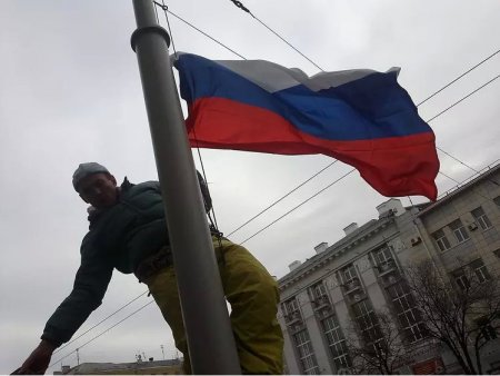 В Донецке студента, вывесившего российский флаг на здании горсовета, приговорили к двум годам условно
