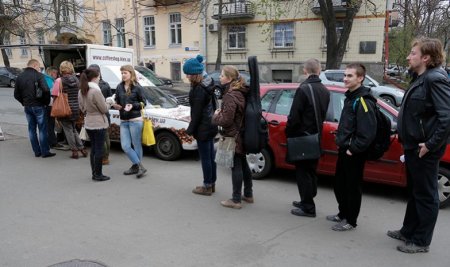Молодежь в центре Киева лежа бойкотировала российские товары