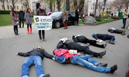 Молодежь в центре Киева лежа бойкотировала российские товары