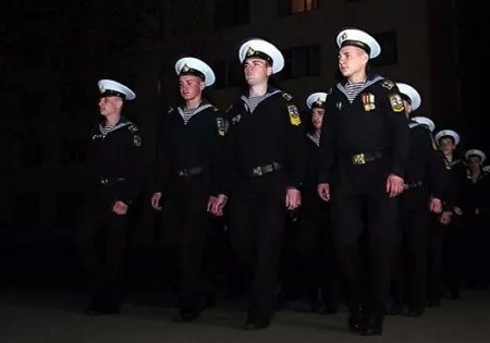 Ставших знаменитыми севастопольских курсантов-нахимовцев встретили в Одессе как героев
