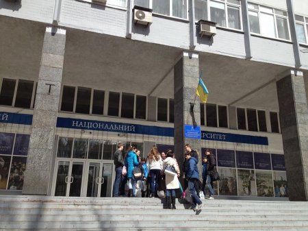В Донецке сепаратисты пытались заменить на госучреждении украинский флаг российским