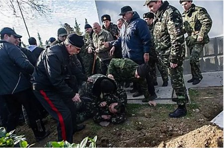 При захвате штаба ВМС Украины в Севастополе впереди российских военных в ворота входили семьи украинских офицеров