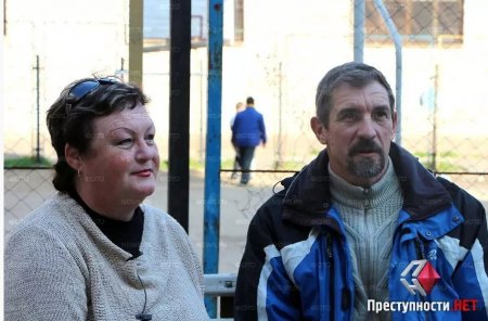При захвате штаба ВМС Украины в Севастополе впереди российских военных в ворота входили семьи украинских офицеров При захвате штаба ВМС Украины в Севастополе впереди российских военных в ворота входили семьи украинских офицеров