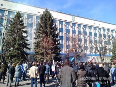 В Луганске митингующие захватили здание СБУ