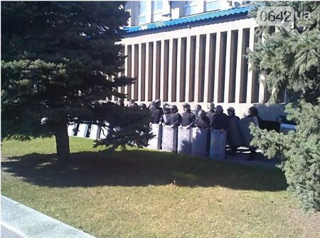 В Луганске сепаратисты взяли штурмом СБУ, а в Донецке – захватили ОГА. Онлайн-трансляция