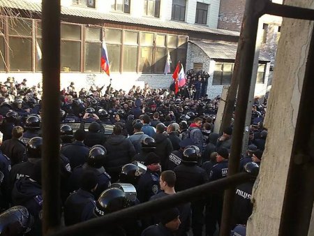 В Харькове милиция вывезла активистов Майдана, сепаратисты заставили «Правый сектор» ползти на коленях по «коридору позора»