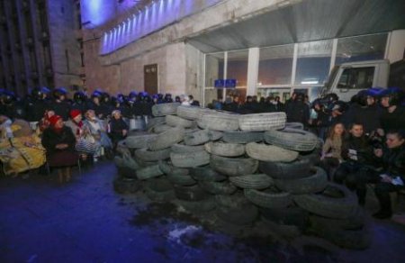 Луганские сепаратисты свозят под СБУ покрышки