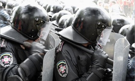 Неизвестные в Луганске завладели оружием в здании УСБУ. Луганская милиция переведена в состояние боевой готовности