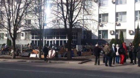 Под зданием СБУ в Донецке выросли баррикады