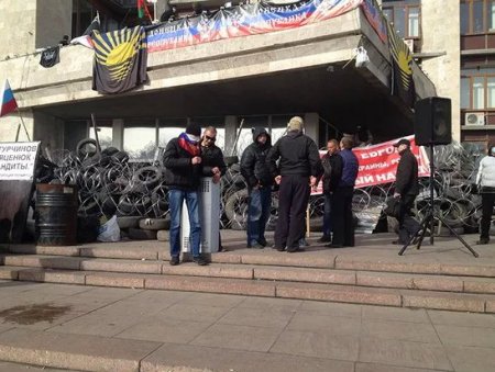 Сепаратисты в здании СБУ в Донецке готовятся к штурму
