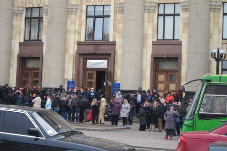 В Харькове проходят два митинга, здание ОГА не освобождено