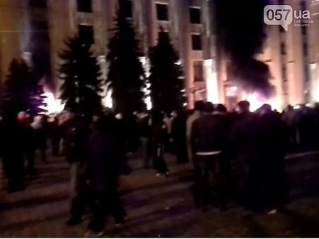 В Харькове милиция выгнала сепаратистов из ОГА, но те подожгли здание и пошли на штурм