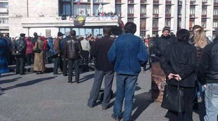 Захватчики Донецкой ОГА ждут штурма, женщин просят не уходить