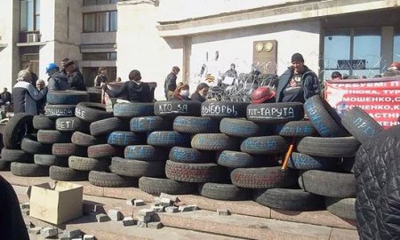 Захватчики Донецкой ОГА ждут штурма, женщин просят не уходить