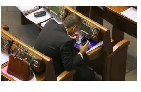 Нардеп Мирошниченко ест борщ в зале ВР