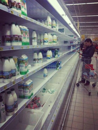 С полок в Крыму исчезают сигареты и алкоголь, сократился ассортимент молочных продуктов