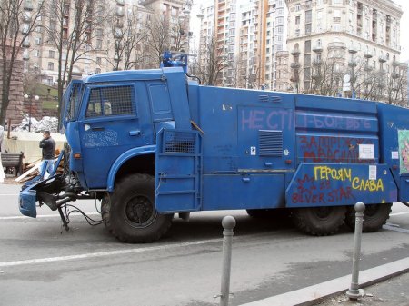 С территории Майдана пытаются вывезти водомет